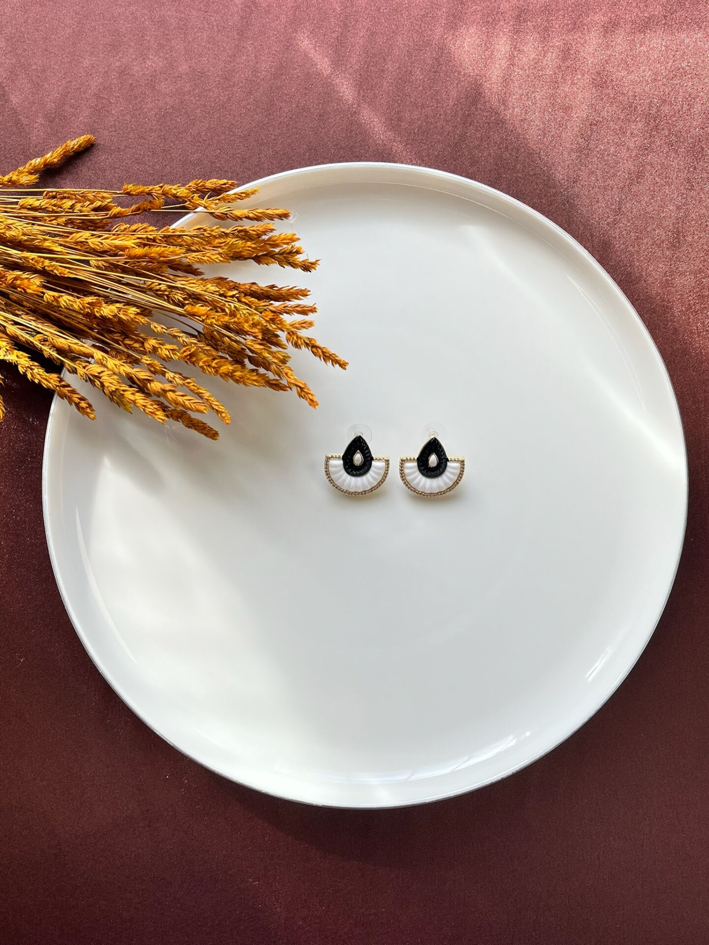 Premium Altın Kaplama Küpe | VIP Özel Seri | Xuping Tarzı Işıltı | Siyah-Beyaz Renk